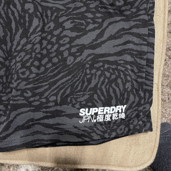 Superdry Matching T-shirt and Sweat Shorts - Picture 4 of 7
